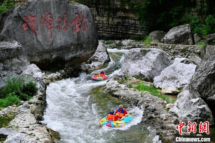 2100余名中外选手齐聚湖北兴山朝天吼自然水域