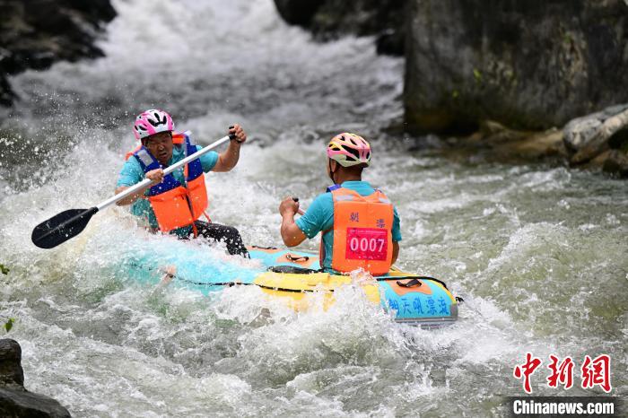 2100余名中外选手齐聚湖北兴山朝天吼自然水域
