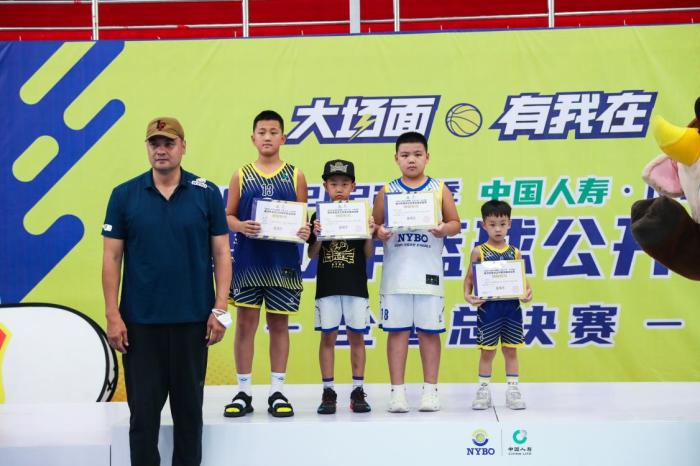 战神刘玉栋现身郑州青少年篮球公开赛现场，球