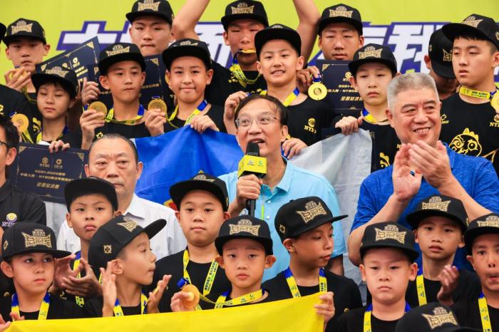 战神刘玉栋现身郑州青少年篮球公开赛现场，球