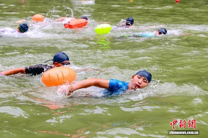 世界第一高桥铁人三项挑战赛贵州开赛 近200名选