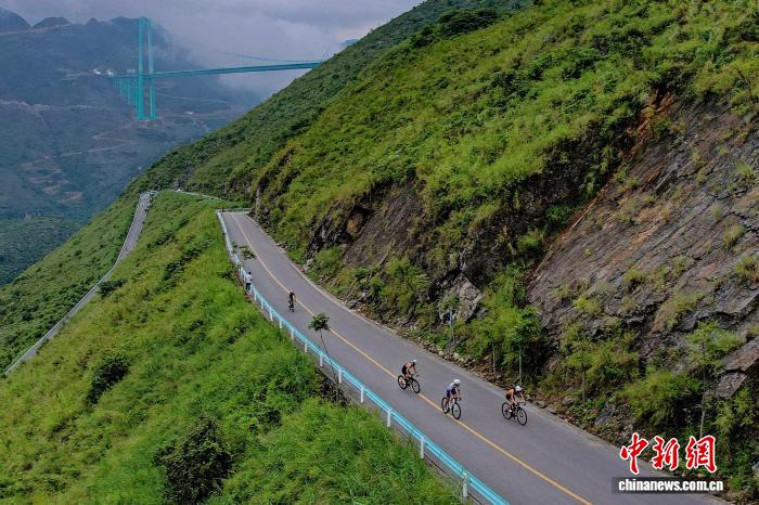 世界第一高桥铁人三项挑战赛贵州开赛 近200名选