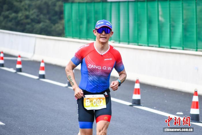 世界第一高桥铁人三项挑战赛贵州开赛 近200名选