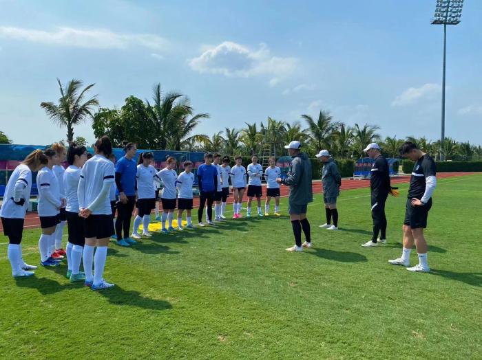 从职场回归足球场 24岁姜明佐正式加盟大连人女