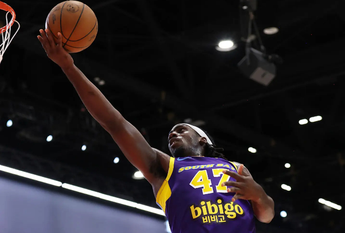 南湾湖人惨败斯托克顿国王 卡鲁马31分展现NBA潜