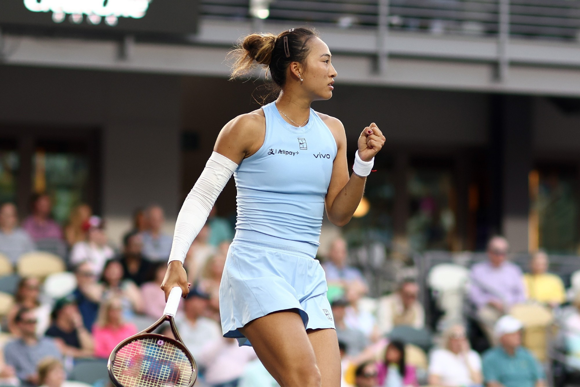 郑钦文力克萨卡里挺进16强 夺取查尔斯顿站关键